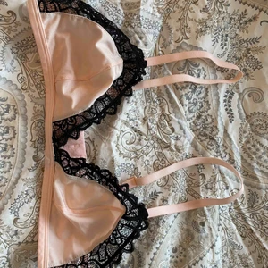  - Säljer denna fina bralette från bohoo. Kommer tyvärr aldrig till användning 