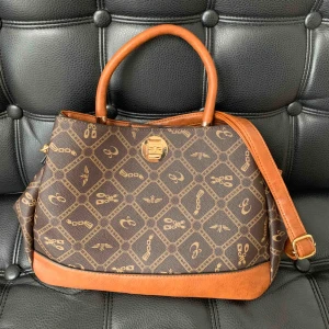  - Aldrig använd ESLEE väska med coolt mönster och skyddad underdel. Två stora fack (ett säkrat) samt ett mindre. Rymmer en 13-tums laptop.   Frakt ingår. 