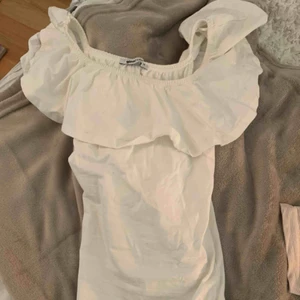  - Det här är en vit off shoulder top so man kan välja att ha över axlarna eller so men off shoulder. Har aldrig använt förutom nu när jag skulle visa toppen. Ordinarieplats 99 sek ooch jag tyckte den var för liten därför säljer jag den