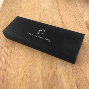  - High definition ögonskuggspalett knappt använd, nypris 320kr. På tredje bilden ser man ungefär hur använd den är. Borsten har jag tyvärr tappat bort. Kan sänka priset vid snabb affär!