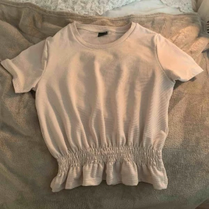  - En beige enkel top från Ginatricot i storlek xs den är knappt använd. Jag vill sälja för att den är inte riktigt min stil längre. Original priset var 129 SEK