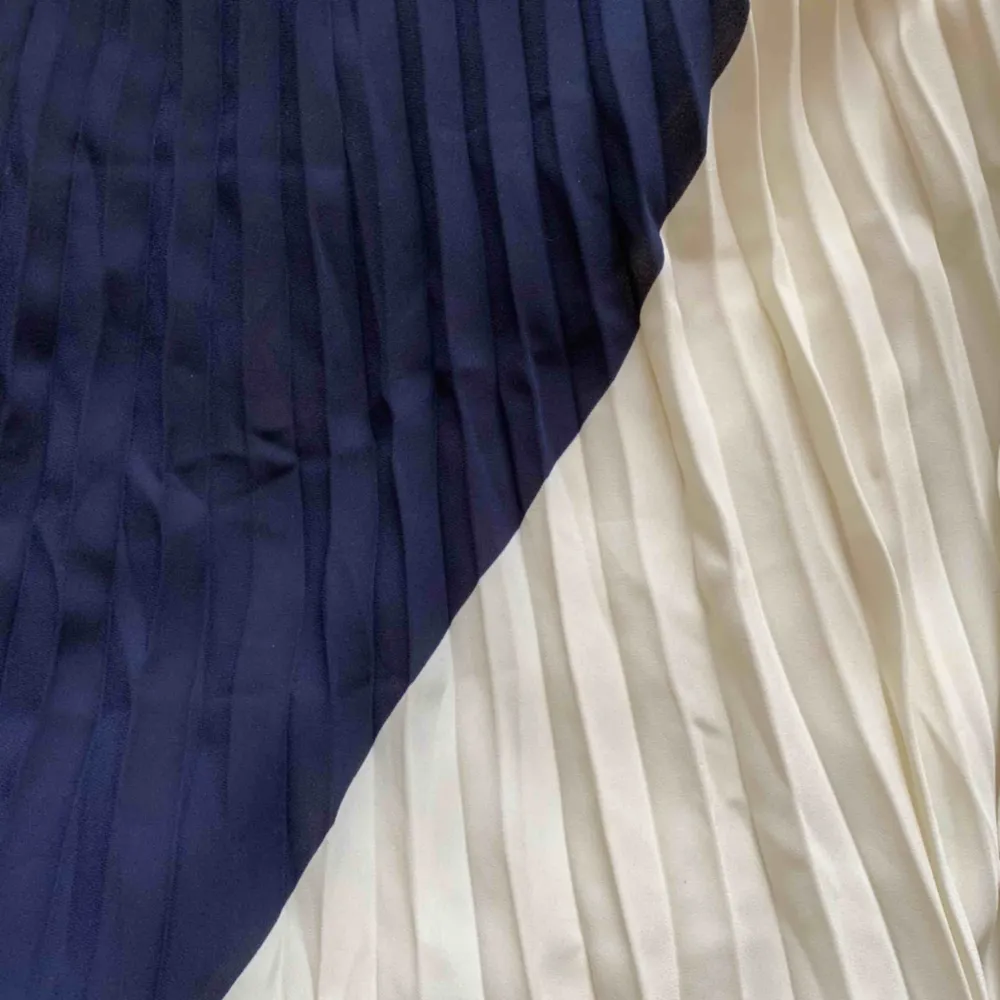 En blå/vit plisserad kjol från H&M. Hur fin och härlig som helst! Med resårband i midjan vilket gör att den säkerligen kan passa fler storlekar än enbart 36. I jättebra skick! Köparen står för frakten.. Kjolar.