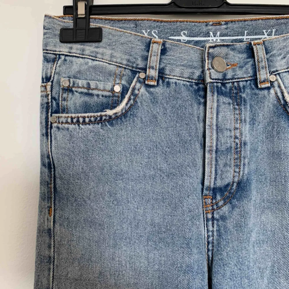Raka (smått utsvängda) jeans från Bikbok. Superfina men tyvärr blivit för små. Frakt tillkommer . Jeans & Byxor.
