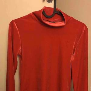 Röd skimrande polotröja i sammet strl XS från Gina Tricot. Aldrig använd, den är för liten för mig.  Köpare står för ev. Frakt