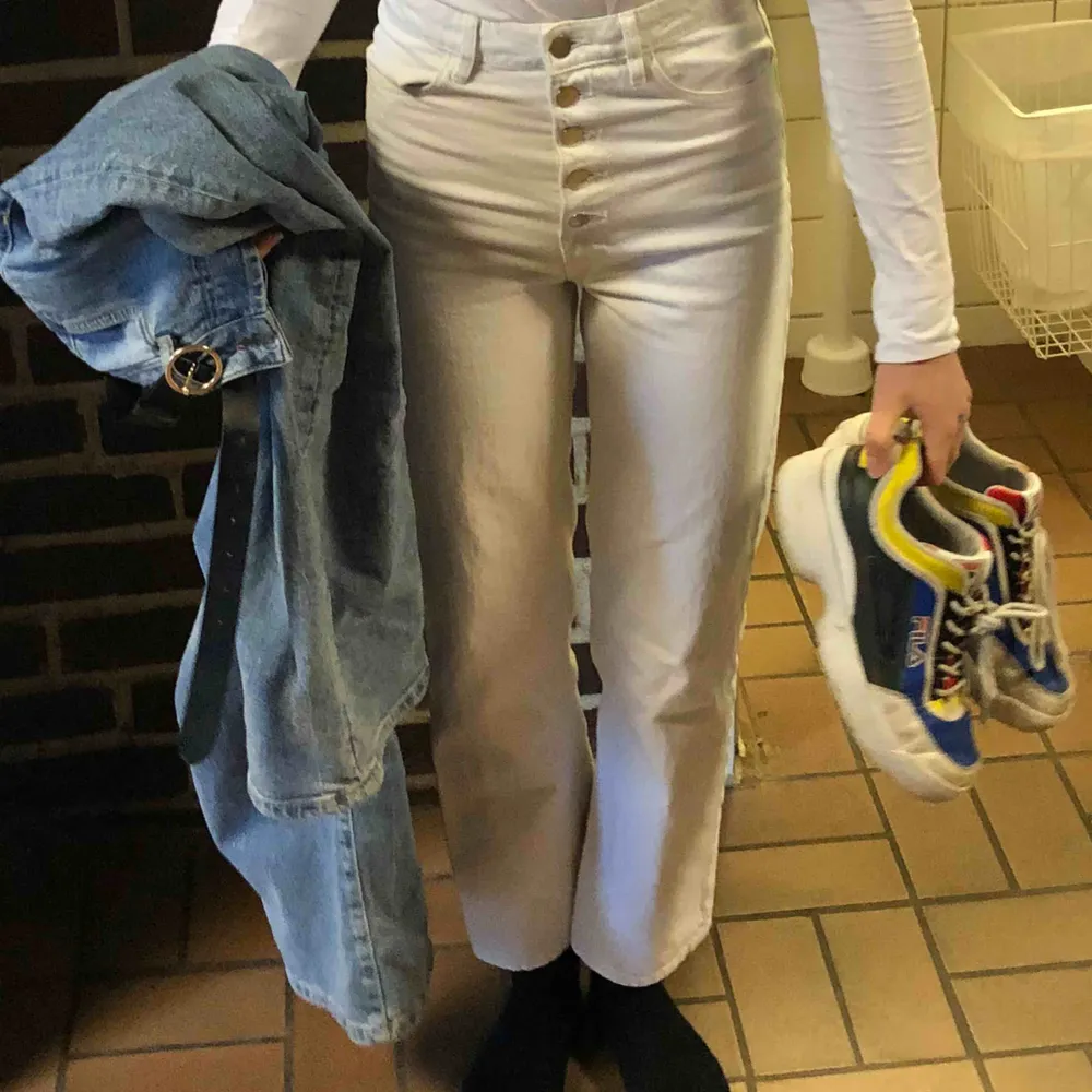 Vita vida/raka jeans med flera knappar istället för gylfen! Storlek 34. Jeans & Byxor.