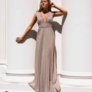  - Balklänning från bubbleroom, Lovisa Barkman x bubbleroom. Den är champagne färgad med lite glittrig. Använd 1 gång! Storlek M men är insyd hos skräddare till en S. Jag är 177 cm. Går inte att köp på bubbleroom längreNypris 1000kr.