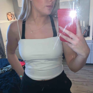  - En till av de populära linnena från Ginatricot i storlek L och färgen vit, är normalt storlek S/M!! Tillkommer frakt på 44kr