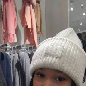 Acne mössa - Superfin vit/beige acnemössa🦋 fin färg som passar till allt! Sparsamt använd, köpt för 1200kr💕💕💕💕💕