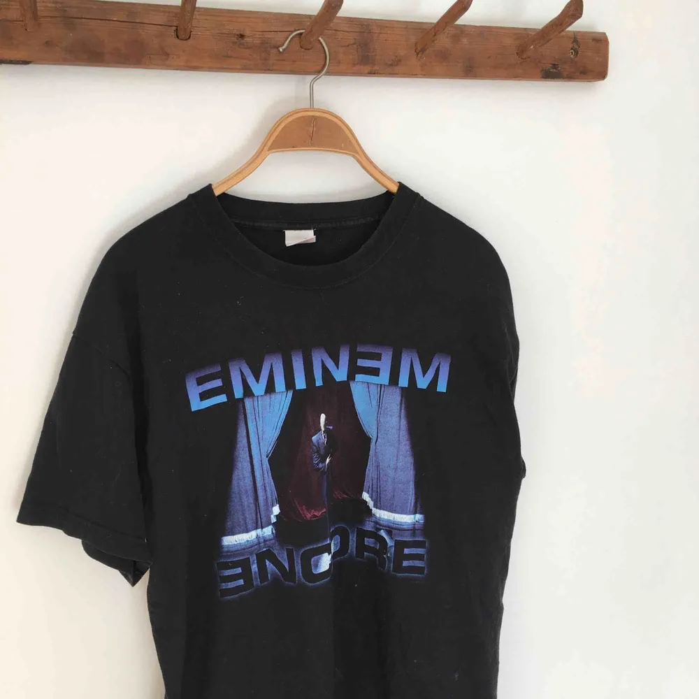 Eminem Encore tröja köpt på skivbutik i Örebro. Storlek L. Möts i Örebro eller skickar, då står köparen för frakt (30kr) :). T-shirts.