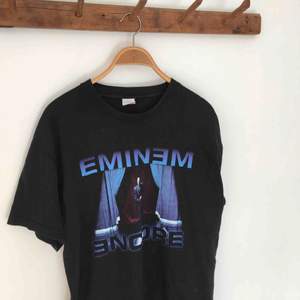 Eminem Encore tröja köpt på skivbutik i Örebro. Storlek L. Möts i Örebro eller skickar, då står köparen för frakt (30kr) :)