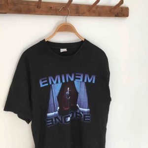  - Eminem Encore tröja köpt på skivbutik i Örebro. Storlek L. Möts i Örebro eller skickar, då står köparen för frakt (30kr) :)