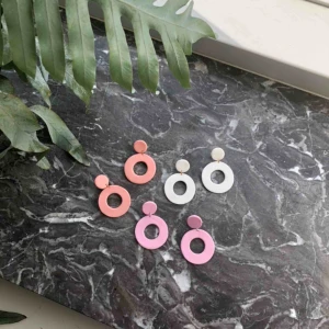 Handgjorda örhängen - Mysiga handgjorda örhängen i tre olika färger. 89/paret! Rosa finns kvar!