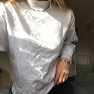  - Vit polo tröja med ballongarmar,storlek M⚡️