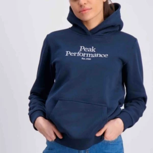  - En super skön peak performance hoodie, barnstrl men passar upp till M skulle jag säga! 