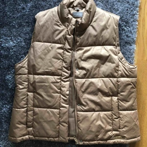  - Dunväst från Casa Blanca 🌾 •Storlek 44/46 •Nyskick •Mycket bra material •75 kr 🚫Djurfritt och rökfritt hem 📍Kan mötes upp i Mölnlycke 📬Kan skickas mot fraktkostnad