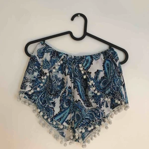  - Superunika tunna shorts med vita bollar vid sömmen.  Frakt tillkommer :) 