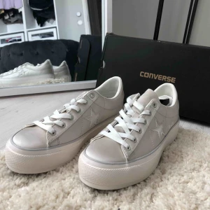  - riktigt snygga converse one star, platå, i färgen mouse/white⚡️helt oanvända. kan mötas i Falun eller fraktas (frakten ingår) 🌼  nypris: 999:-