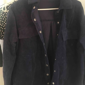  - Superfin oversized manchesterskjorta, sparsamt använd i nyskick! Frakt tillkommer!💚