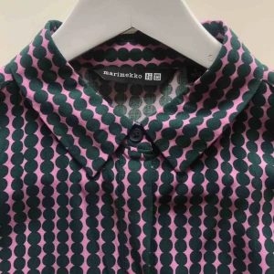  - Marimekko skjorta köpt på Uniqlo, storlek S. I nyskick! 🍇🧠👚 