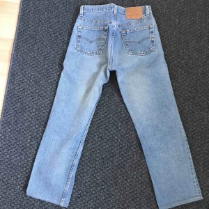  - Ett par Levis 501. Köpta second hand för många år sedan och de är sedan innan upplagda i benen så det är nog ingen 30 i längden längre. Lite små i storleken. Innerbenslängd: 71cm. 