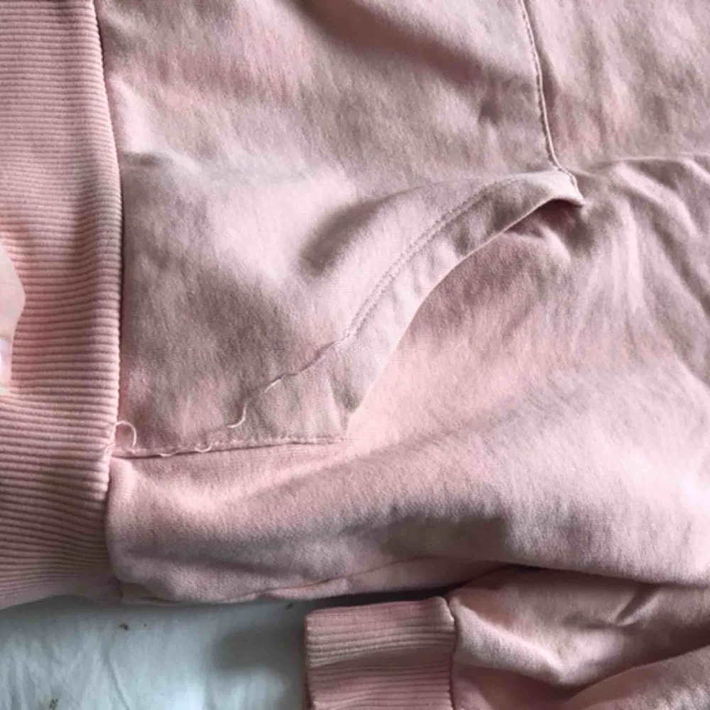 Mysig rosa/apricot färgad hoodie från monki, har en liten tråd som gått upp vid fickan men det märks knappt, stl xs o sitter lite oversized. Hoodies.