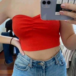  - En röd tubtopp från bershka i storlek S/26. Aldrig använd.