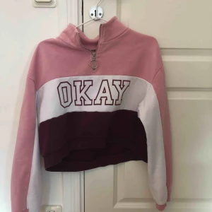  - Den är från hm och är knappt använd, det är bra material. 