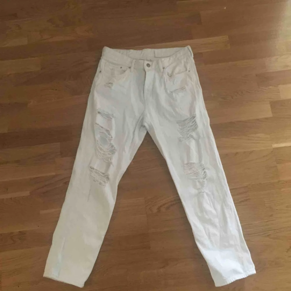 Vita boyfriend jeans med slitningar. Dom stängs med knappar. Skulle säga att dom sitter som en 36/38. Kan mötas upp i Stockholm eller skicka på posten (köparen står för frakten)💕. Jeans & Byxor.