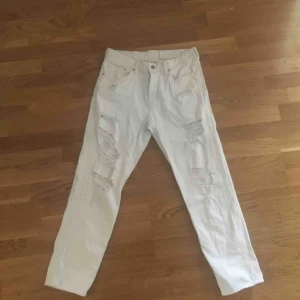  - Vita boyfriend jeans med slitningar. Dom stängs med knappar. Skulle säga att dom sitter som en 36/38. Kan mötas upp i Stockholm eller skicka på posten (köparen står för frakten)💕