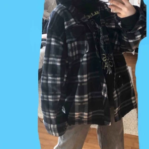  - Superfin rutig fleecejacka perfekt till våren! Har även en till exakt likadan fast med röda detaljer som jag kan tänka mig sälja! 💕⭐️