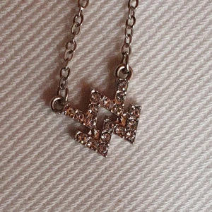 Silvrigt halsband - Silvrigt o glittrigt halsband. Aldrig använd. Perfekt om man vill glittra till vardagen! Köpt för 99kr, säljes för 21kr. 🌼