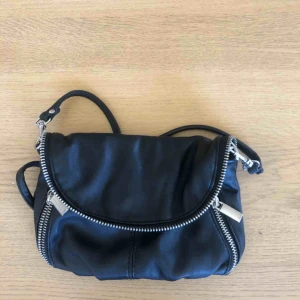  - Söt liten väska från Kappahl. Säljer väskan då den inte kommer till användning. Kan frakta eller mötas upp i Uppsala