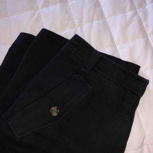 Svarta korta byxor från h&m med fickor fram och bak. Använda max 3 gånger