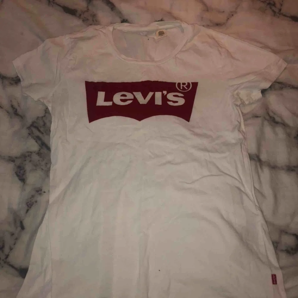 T shirt från Levis, fint skick. Frakt 50kr. T-shirts.