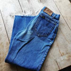 Supersnygga highwaist jeans från Lee säljes då de var för stora på mig som vanligtvis har 24/25 i jeans. Dock sitter de perfekt i längd för mig som är 160 lång! De slutar precis vid fotknölen. Jeansen är i begagnat skick, men hela och rena! 🌟 Frakt 63kr 