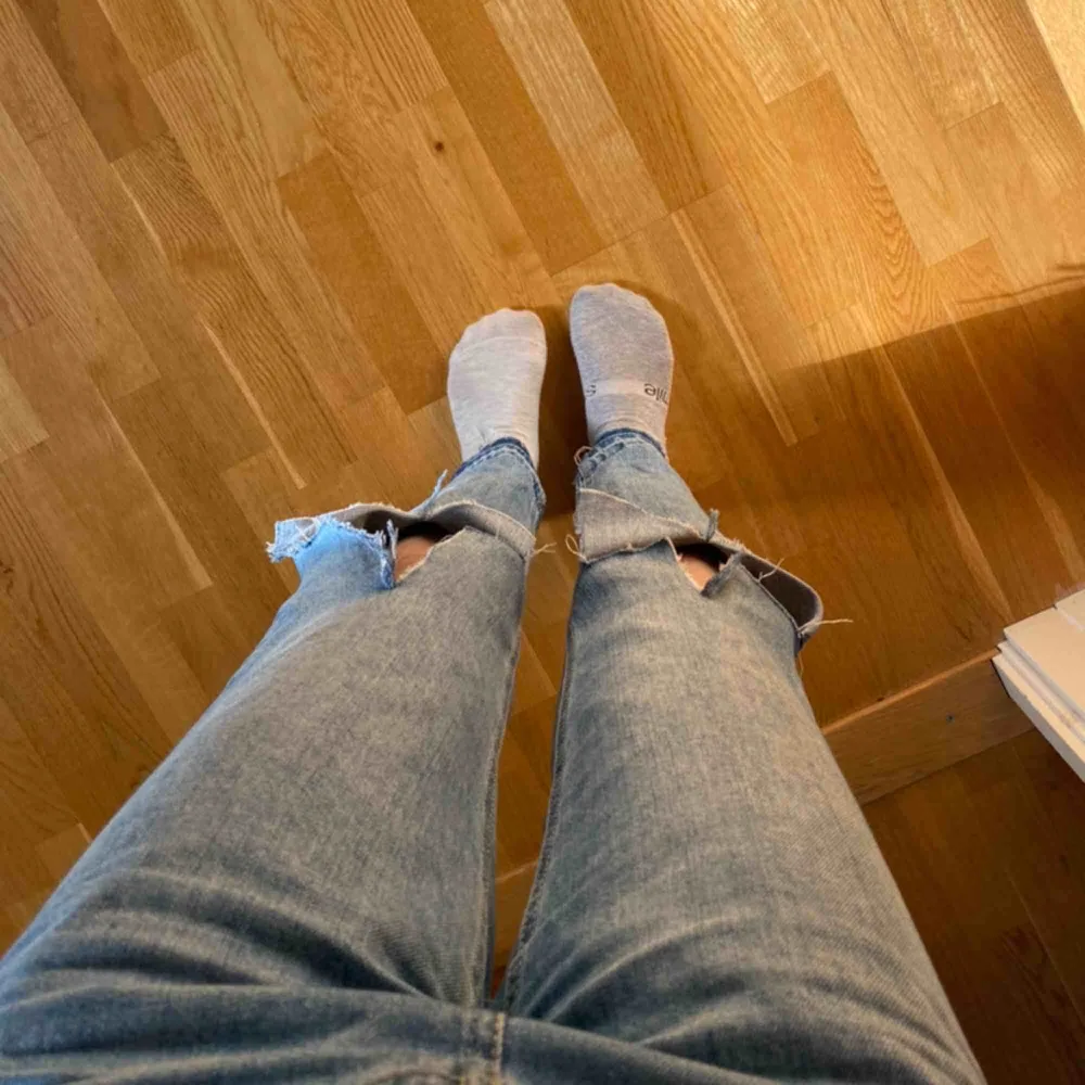 Jättesnygga raka jeans, egenklippta hål. 😊buda💕. Jeans & Byxor.