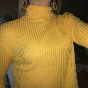  - En senapsgul polotröja från h&m endast använd 1gång