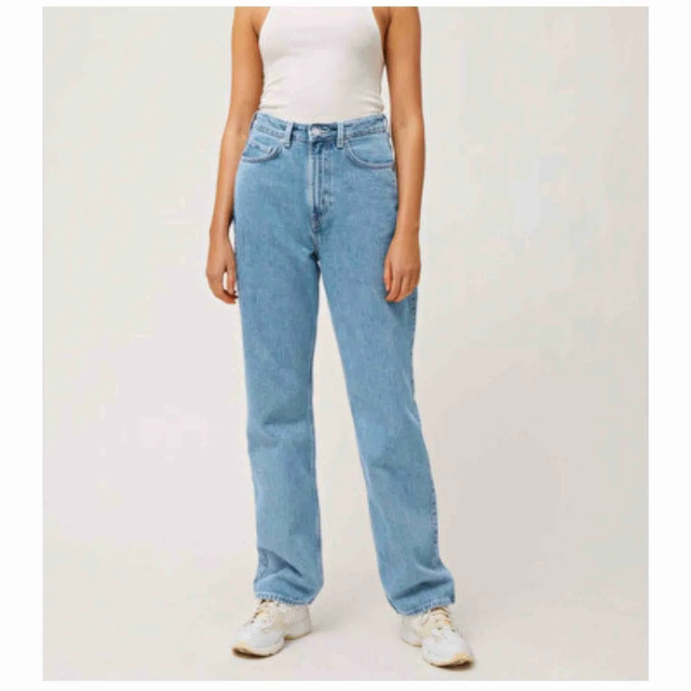 Säljer mina älskade jeans i modellen row!  Säljer dom för dom har blivit stora på mig och får ingen användning av dom heller. Skulle nog säga att dom är lite mörkare irl.  Köparen står för frakten !💗💗. Jeans & Byxor.