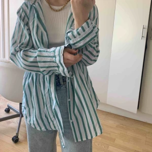  - Säljer denna jätte fina skjorta, perfekt till sommaren. Jag är normalt xs/s och denna sitter oversized på mig vilket jag personligen gillar. 🥰