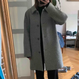  - Kappa från Cos i storlek S. Se bild 2 för material och färg, skulle kalla den blå/grå med andra färger insprängt. Använd men fortfarande i bra skick. Kan mötas i Malmö, annars tillkommer frakt 💌