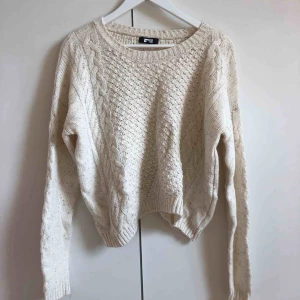  - Supermysig ljusbeige tröja från BikBok. Använd fåtal gånger. Frakt 39kr🌿