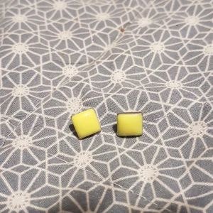 Vänliga gröna örhängen. - Det är er t par neon gröna örhängen med plopp.