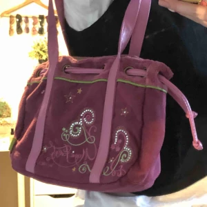  - SKIT COOL väska i lila ish färg, skriv privat vid intresse💜