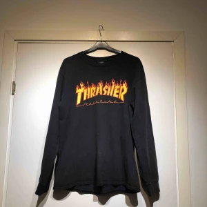  - En solbränd långärmad Thrasher tröja, har ett hål vid armhålan men lätt att fixa. Cirka 3 år gammal.