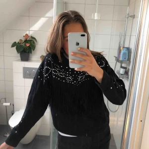  - Snygg festlig tröja från zara med både silver och fransar! Den är använd några gånger och är begagnat skick!  