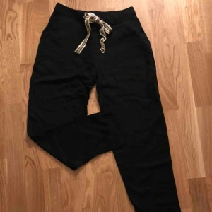  - Byxor från mango. 