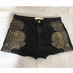 Shorts - Super fina shorts från topshop i storlek XS! Bra skick. Köparen står för frakten men kan även mötas upp i Uppsala, Knivsta eller Sigtuna. Tveka inte att fråga mig om något! 🥰