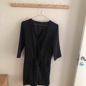  - Tunika mörkblå från Mango.