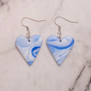 Blue ocean heart  - Underbara örhängen i blått och vitt, nickelfria. 11:- i frakt, fri frakt vid köp över 100:-. 