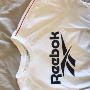  - Helt oanvänd skitsnygg Reebok t-shirt😫❤️ frakt tillkommer, betalning sker via swish💕 bara att skicka ett meddelande vid frågor/om du vill ha fler bilder mm🥳 går alltid att pruta 